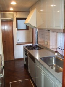 白を基調とした清潔感のあるキッチンと波模様のキッチンタイル 白を基調とした清潔感のあるキッチンと波模様のキッチンタイル